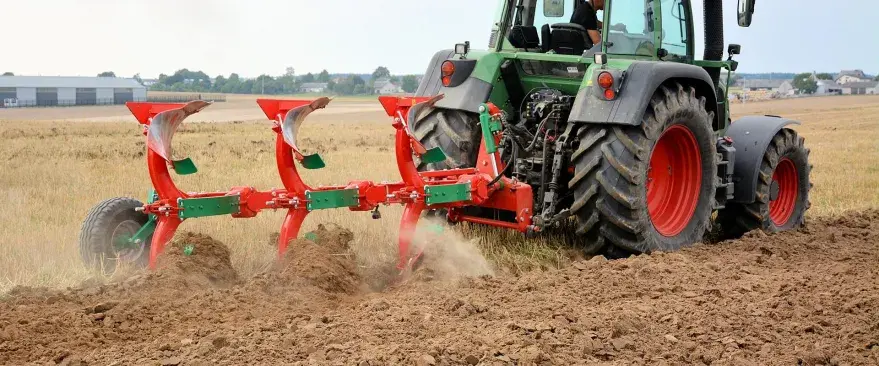 Плуг оборотный с рессорной защитой AgroMASZ POR