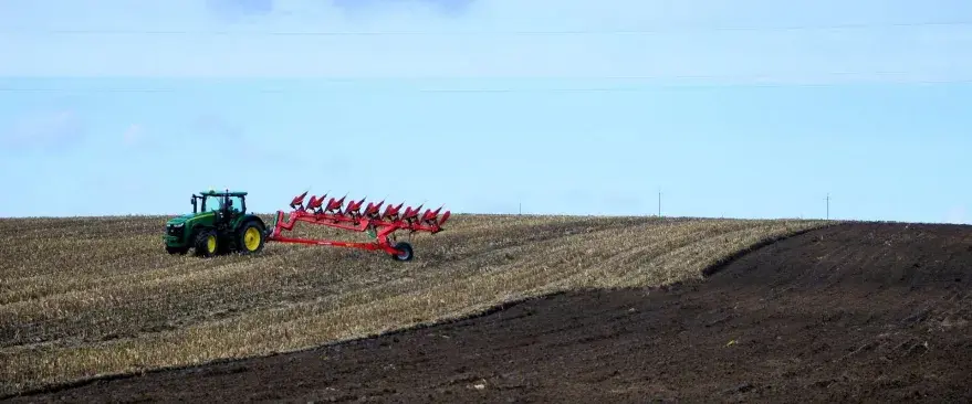Плуг оборотный VARIO полунавесной с болтовой защитой AgroMASZ Giant 