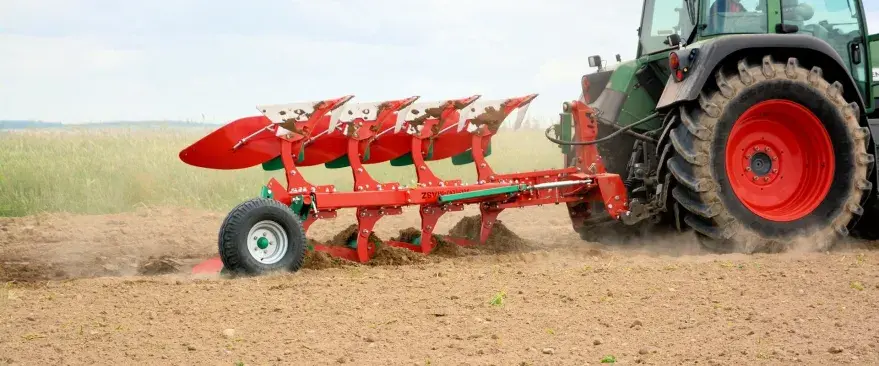 Плуг оборотный легкий с болтовой защитой AgroMASZ POL 
