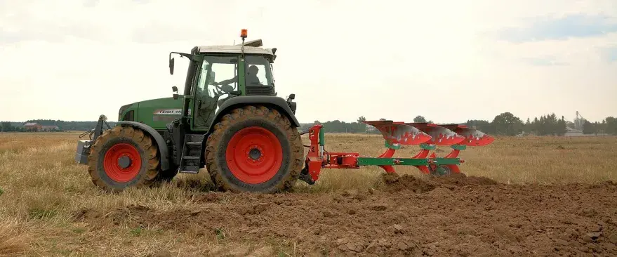 Плуг оборотный с рессорной защитой AgroMASZ POR