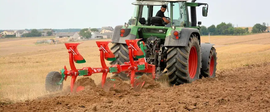 Плуг оборотный с рессорной защитой AgroMASZ POR