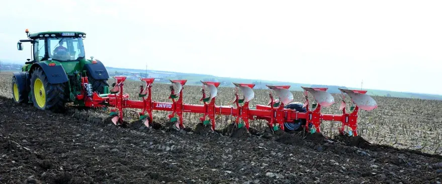 Плуг оборотный VARIO полунавесной с болтовой защитой AgroMASZ Giant 